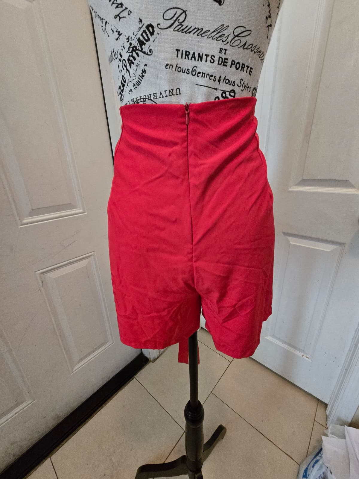 High‑Waisted Red Button‑Front Shorts – Size Large