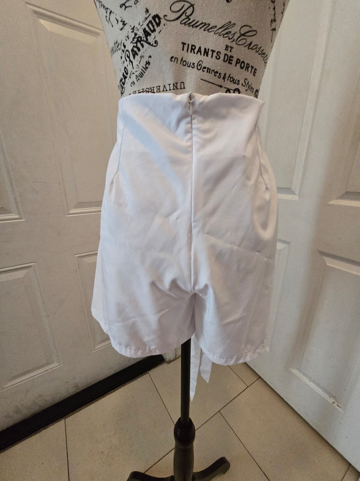 High‑Waisted White Button‑Front Shorts – Size Large