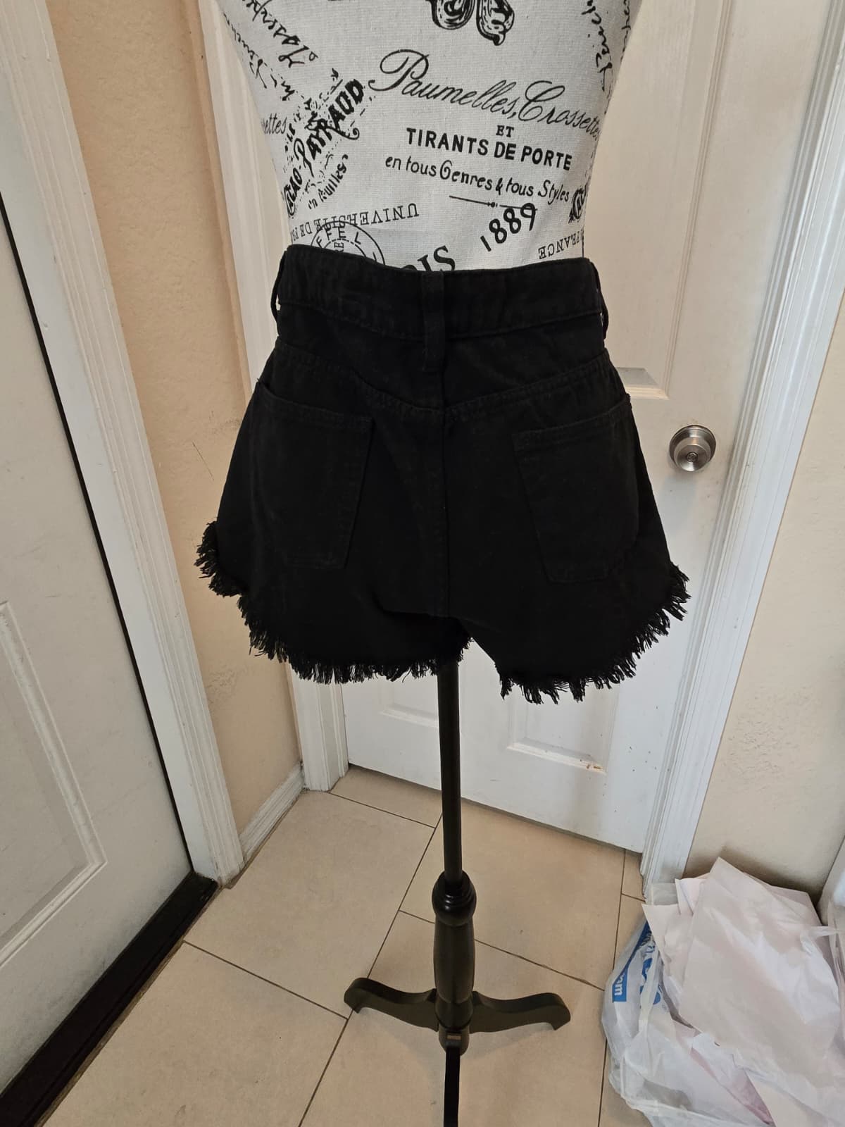 Black Distressed Denim Shorts – Size XL