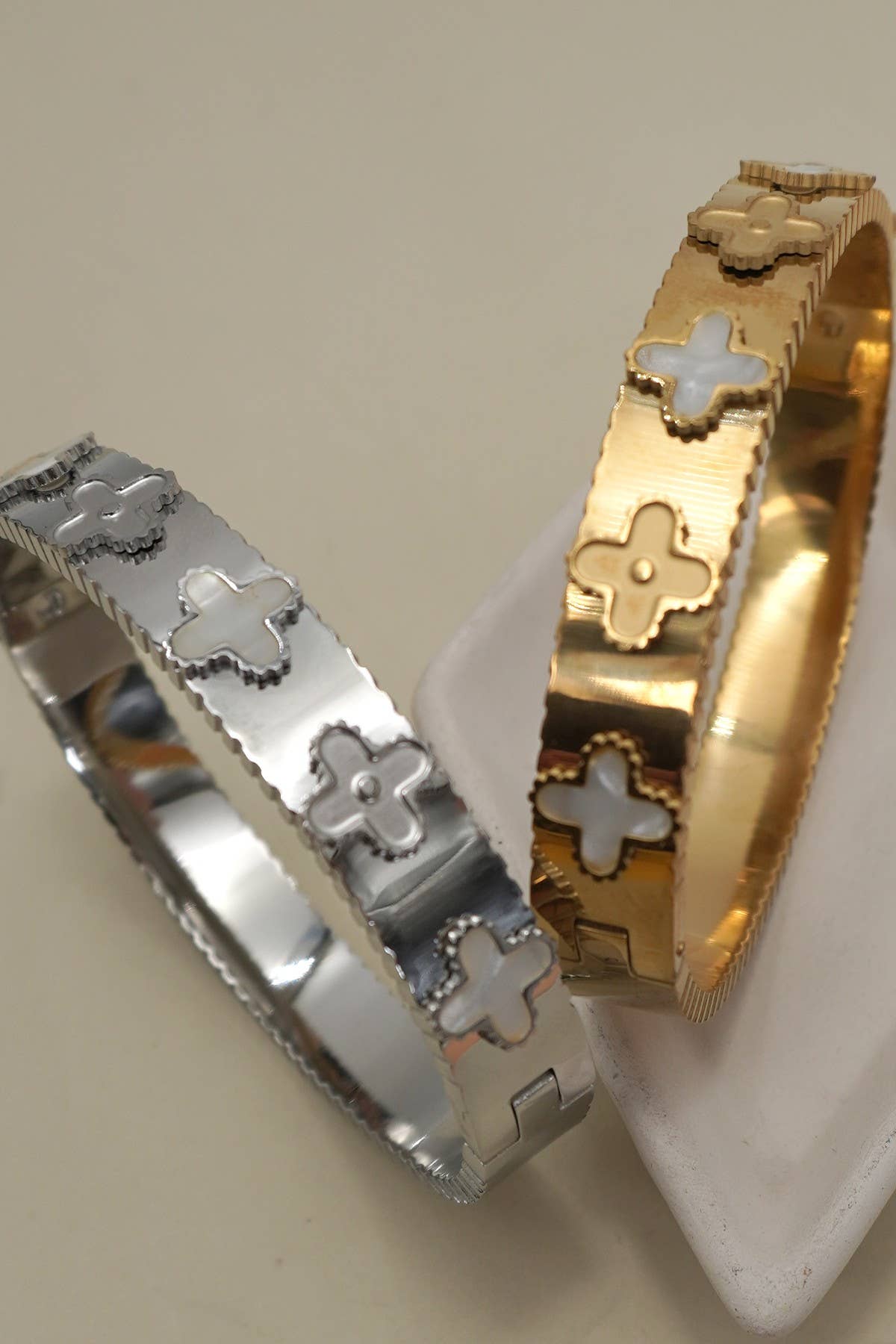 18K NON-TARNISH WATERPROOF STAINLESS STEEL BANGLE