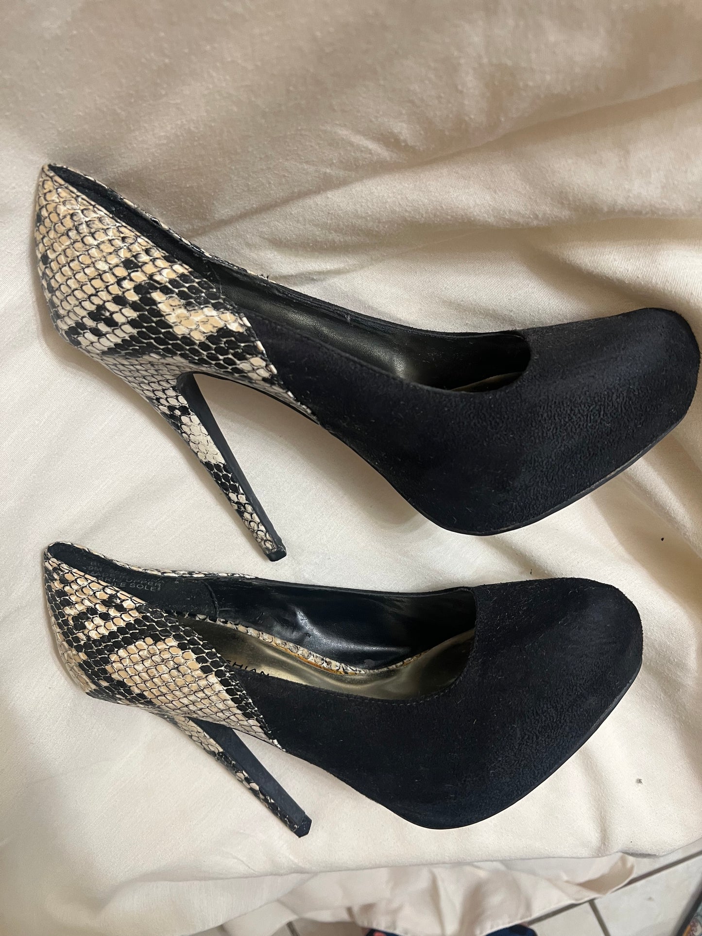 Vintage Black/Snakeskin Pumps