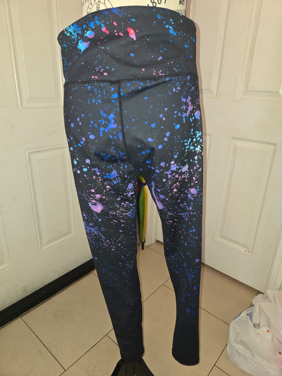 Black Paint Splatter High-Waisted Leggings – Size Large