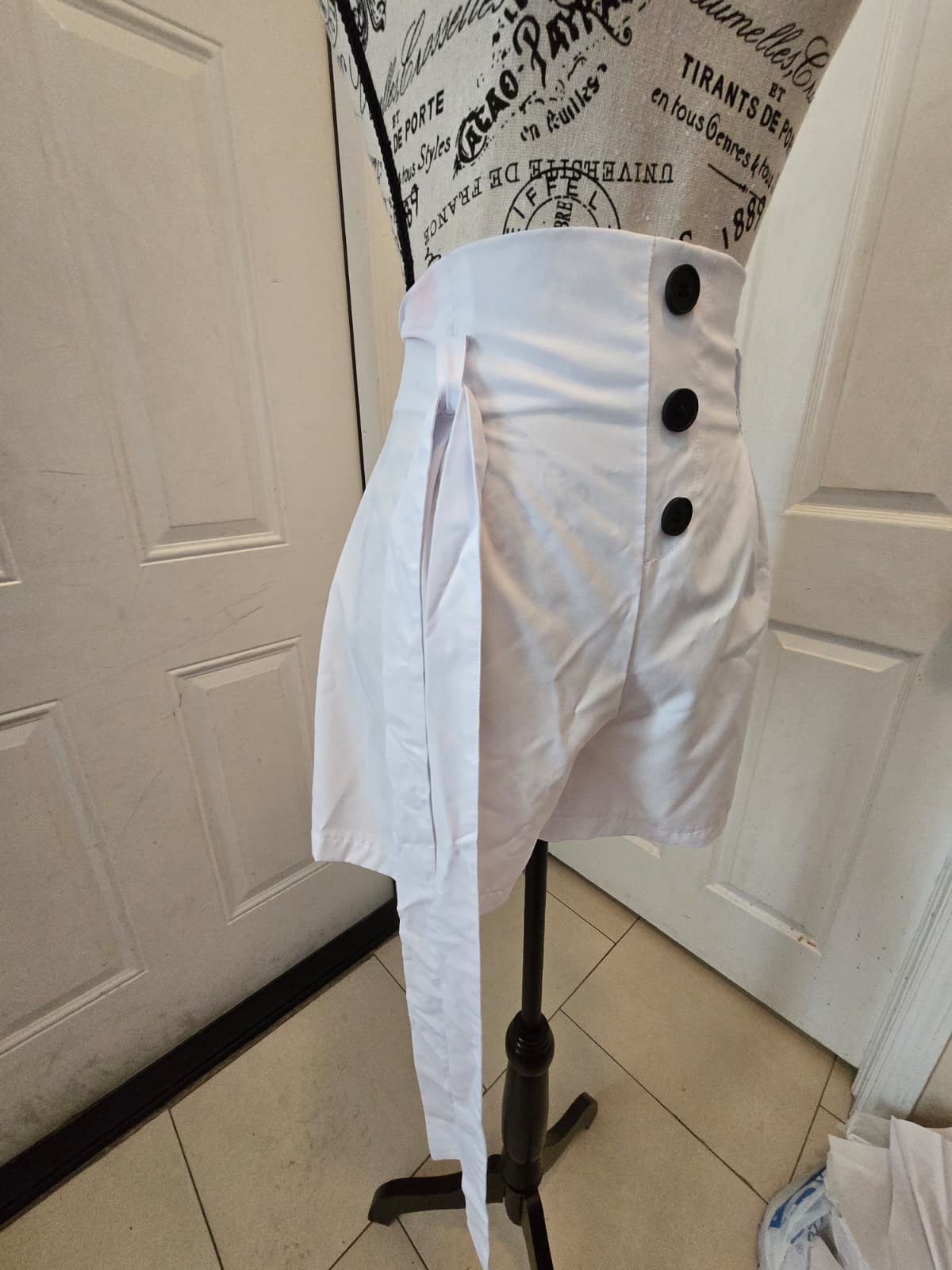 High‑Waisted White Button‑Front Shorts – Size Large