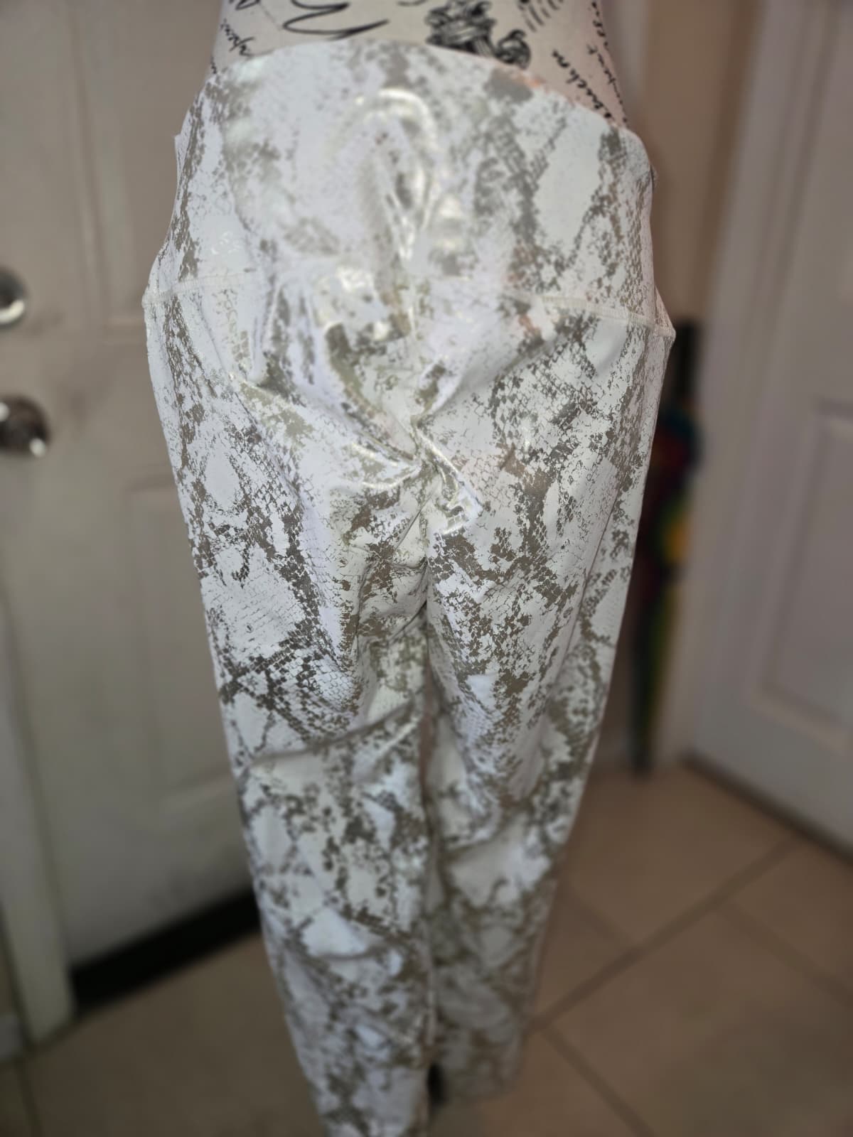 Gold Foil Snakeskin Ruched Back Leggings – Size XL