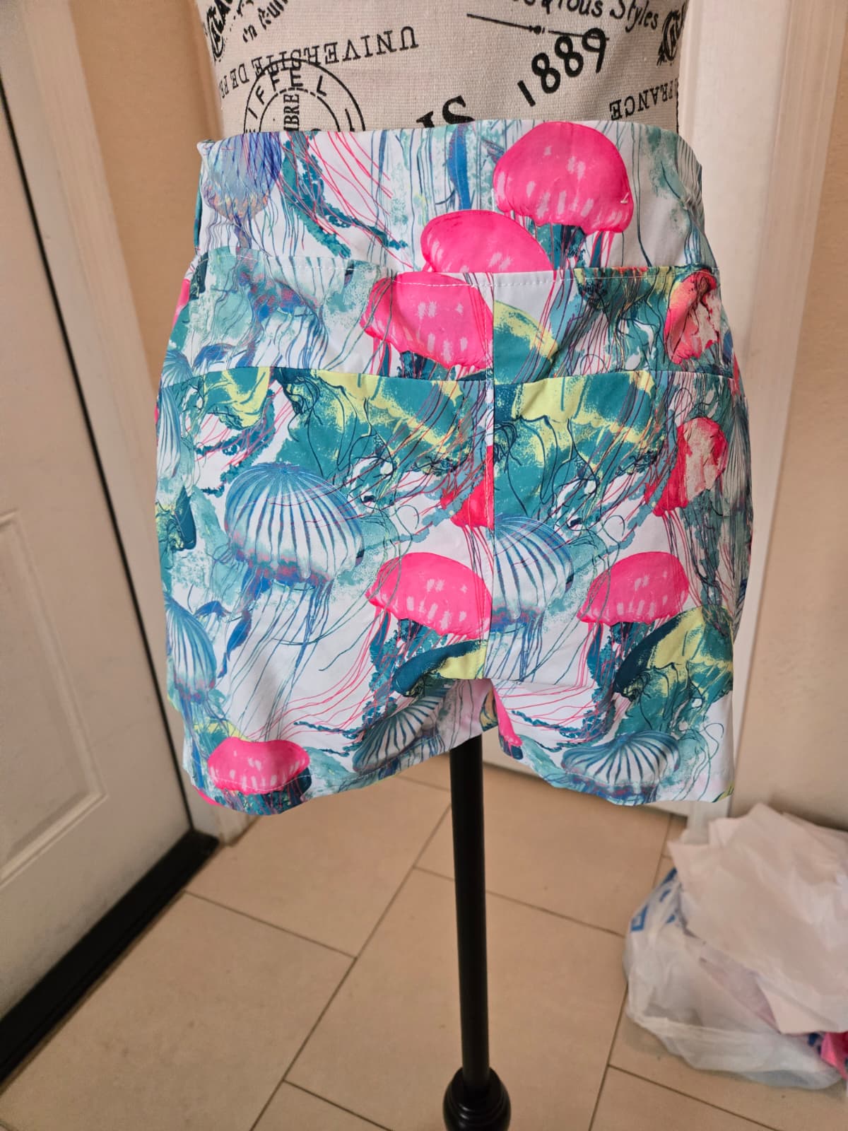 Reel Legends Jellyfish‑Print Drawstring Shorts – Size Large