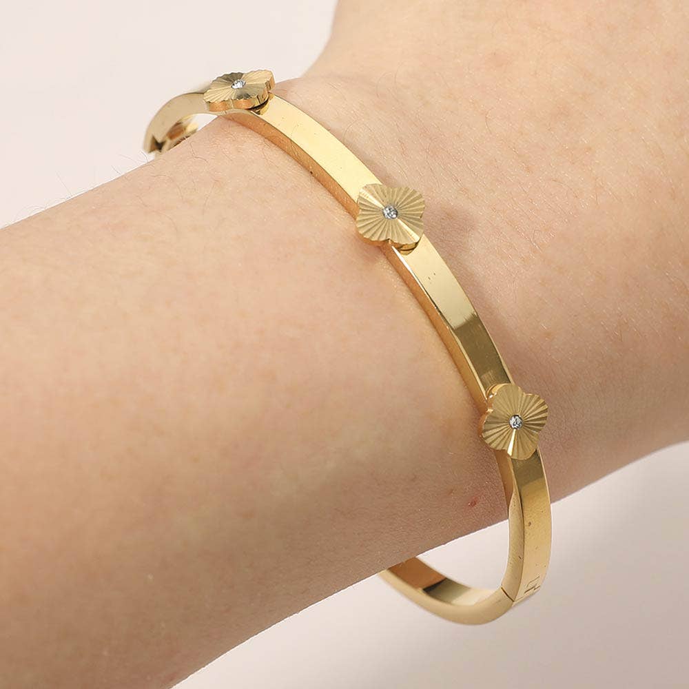 Stainless Steel Center Quatrefoil Station Hinged Bangle Bracelet