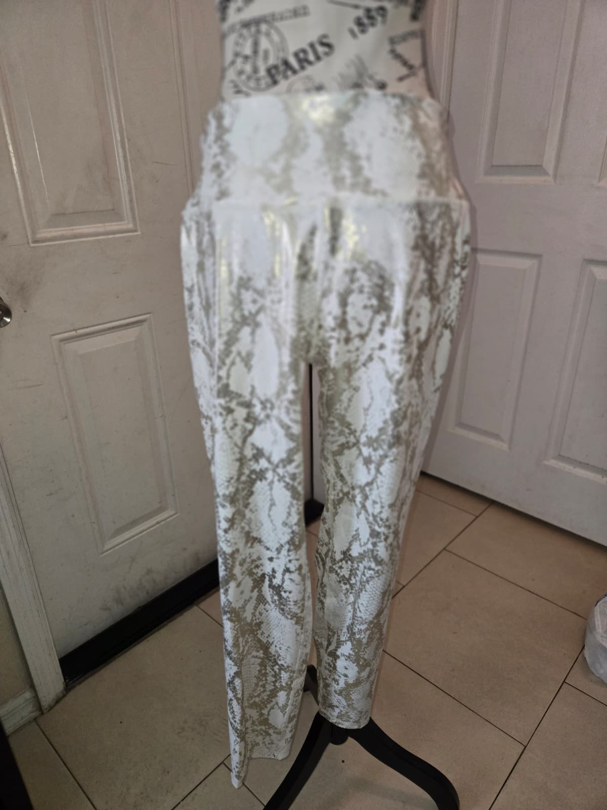 Gold Foil Snakeskin Ruched Back Leggings – Size XL
