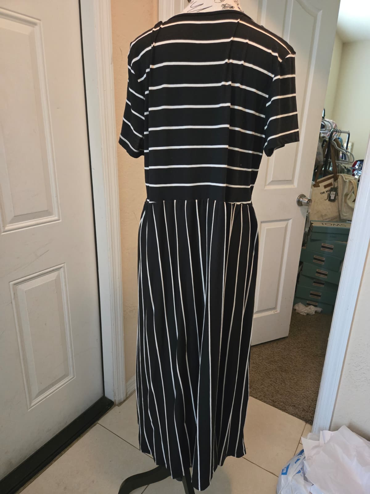 Emery Rose Black & White Mixed Stripe Maxi Dress – Size XL