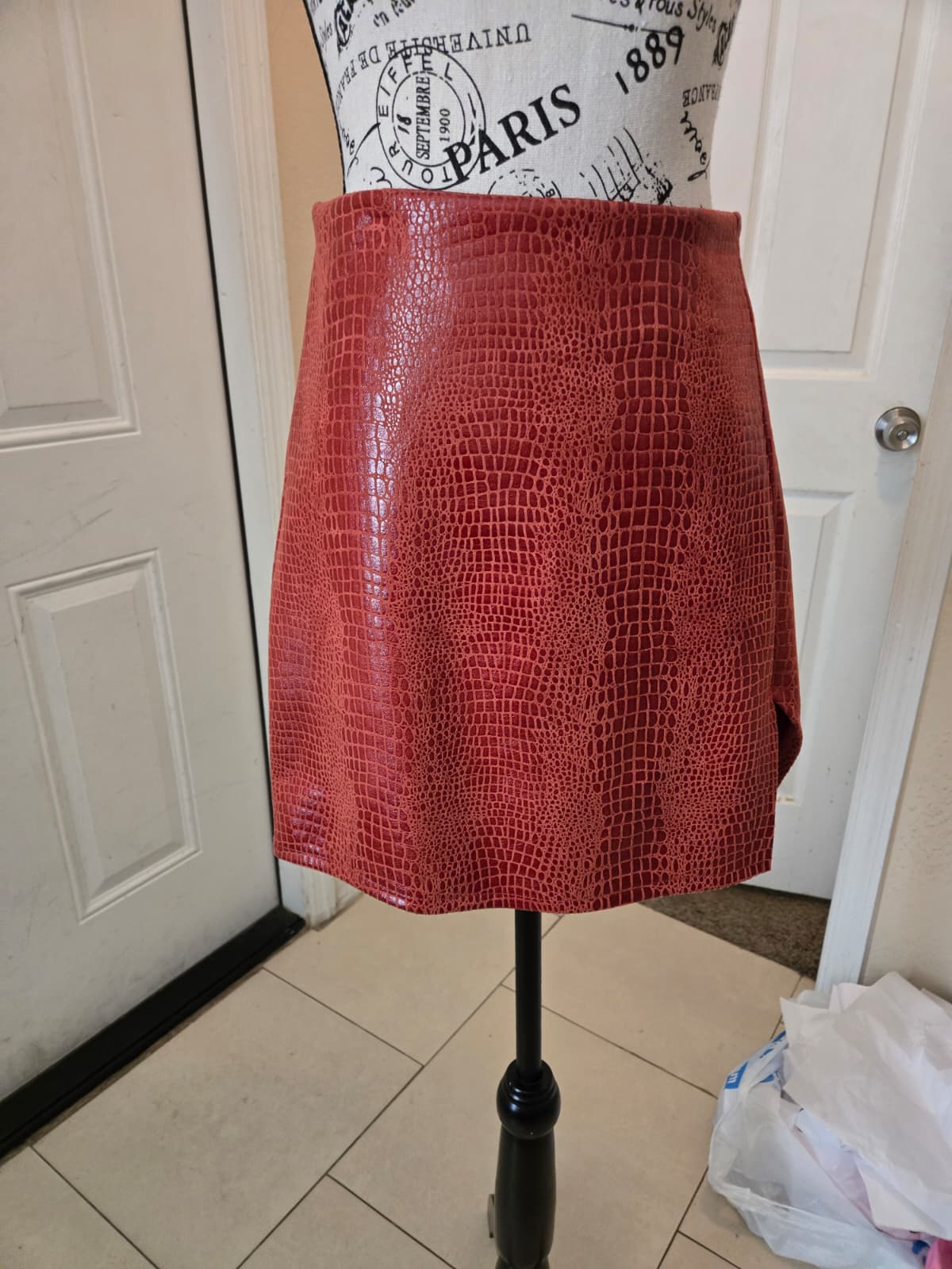 SHEIN Red Textured Faux‑Leather Mini Skirt – Size Large