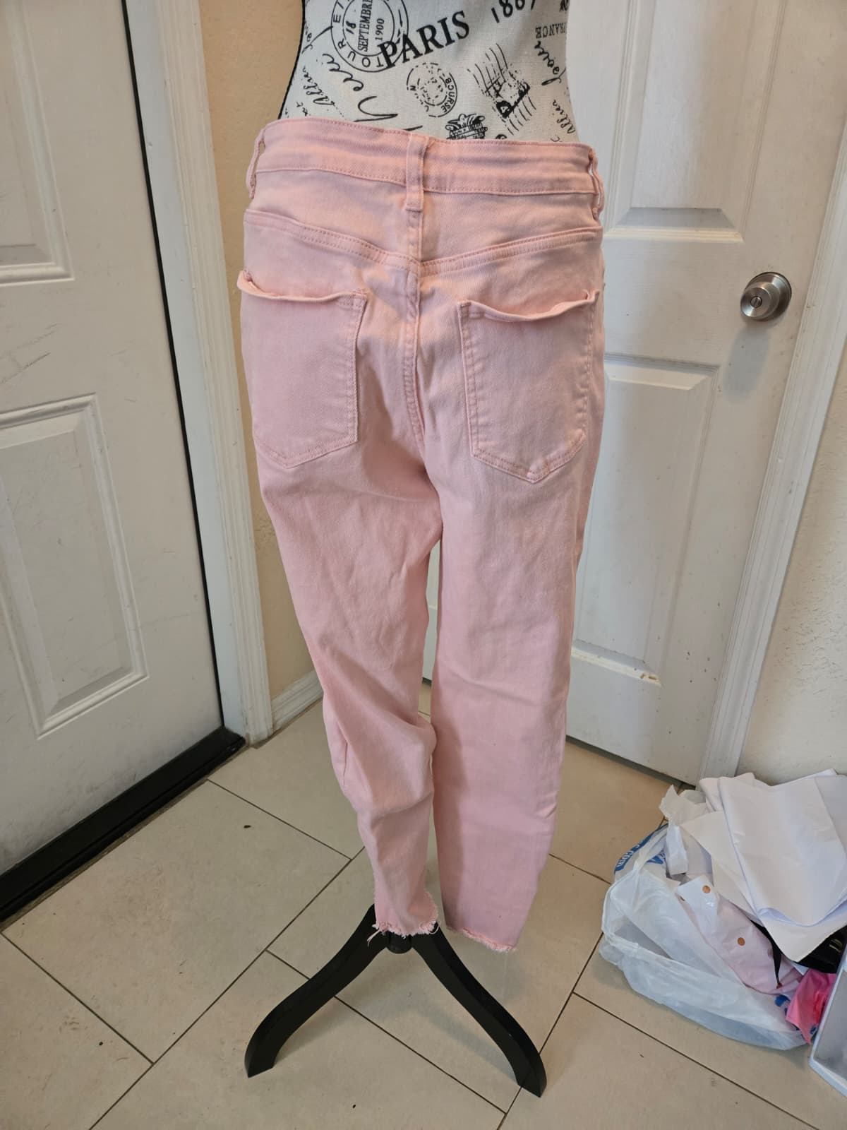 Light Pink Distressed Jeans – Women's XL (No Brand)