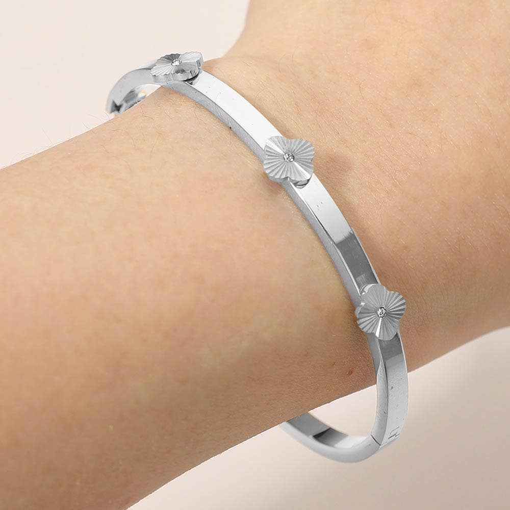 Stainless Steel Center Quatrefoil Station Hinged Bangle Bracelet