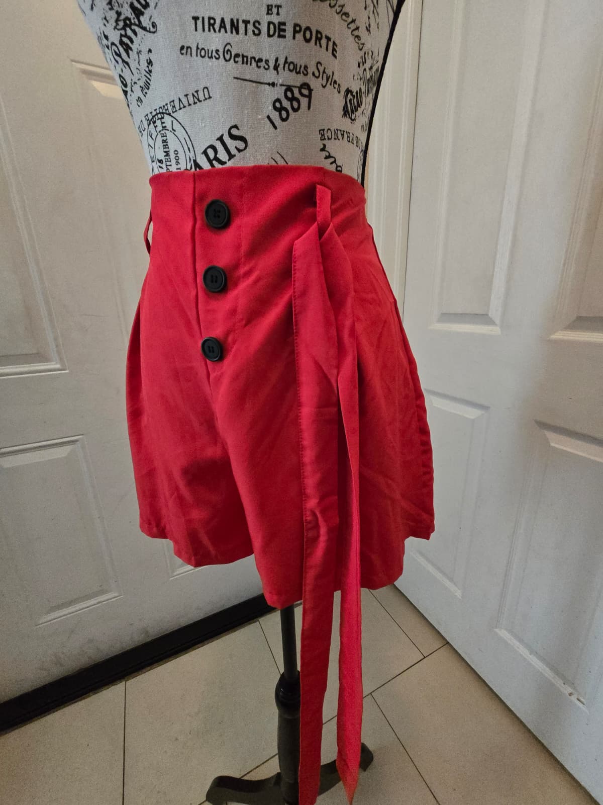 High‑Waisted Red Button‑Front Shorts – Size Large