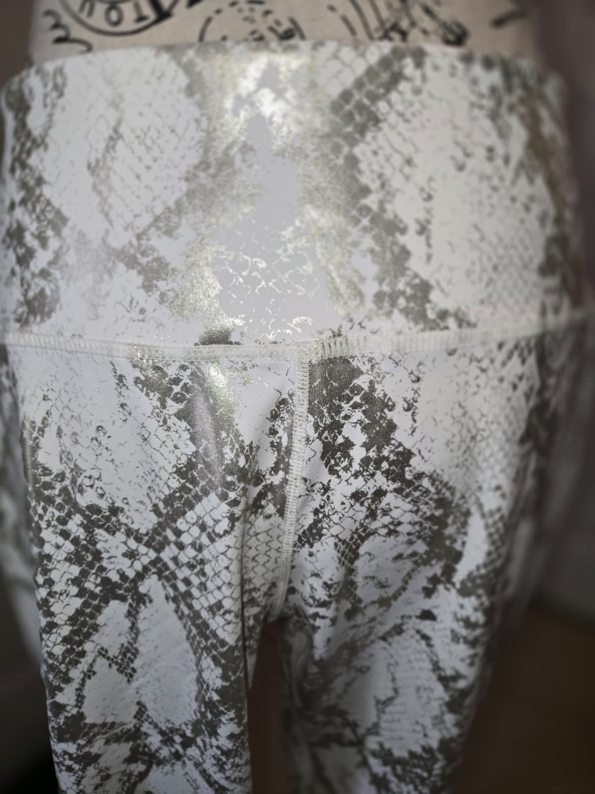 Gold Foil Snakeskin Ruched Back Leggings – Size XL
