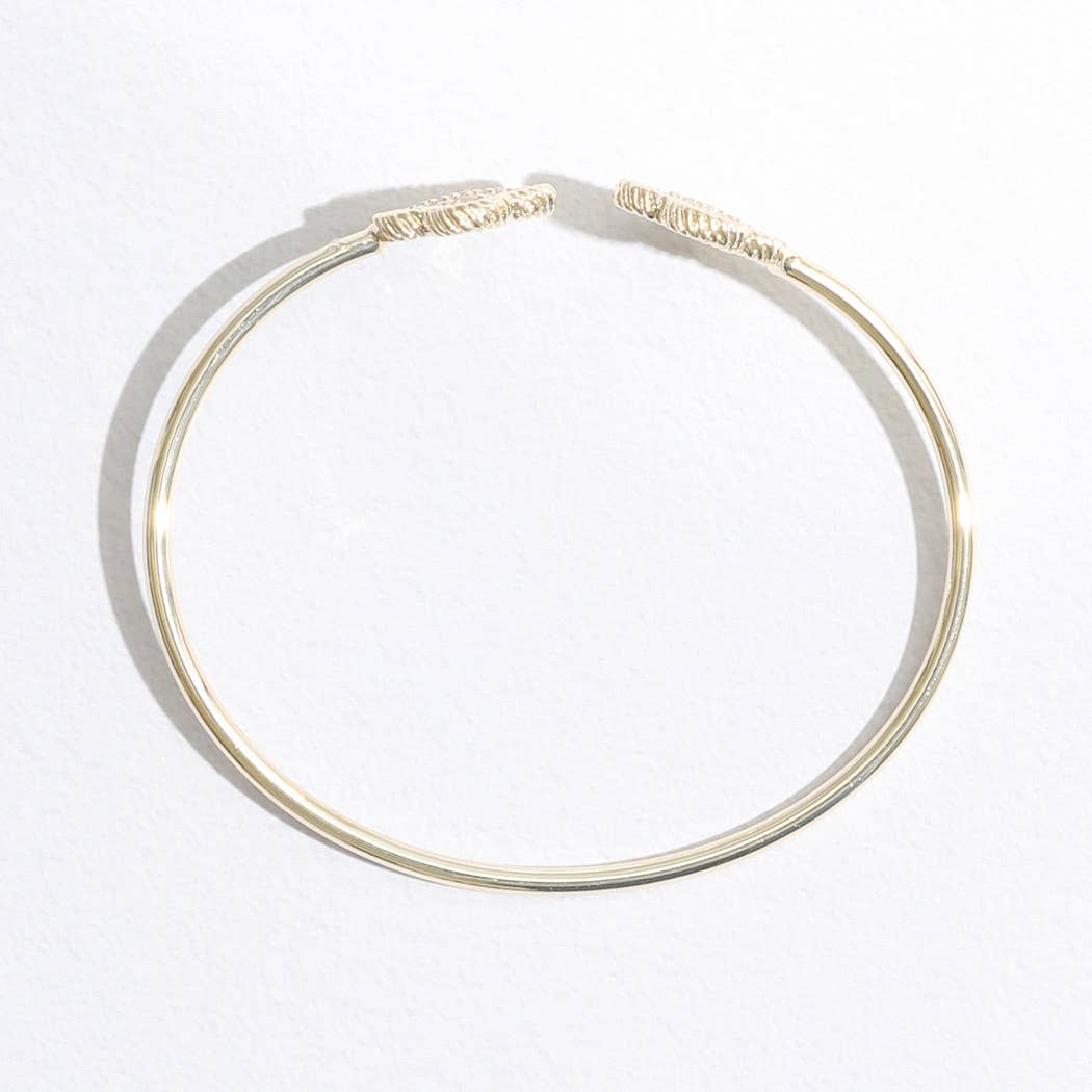 Thin Gold Tone Wire Two Clover Edges Bracelet