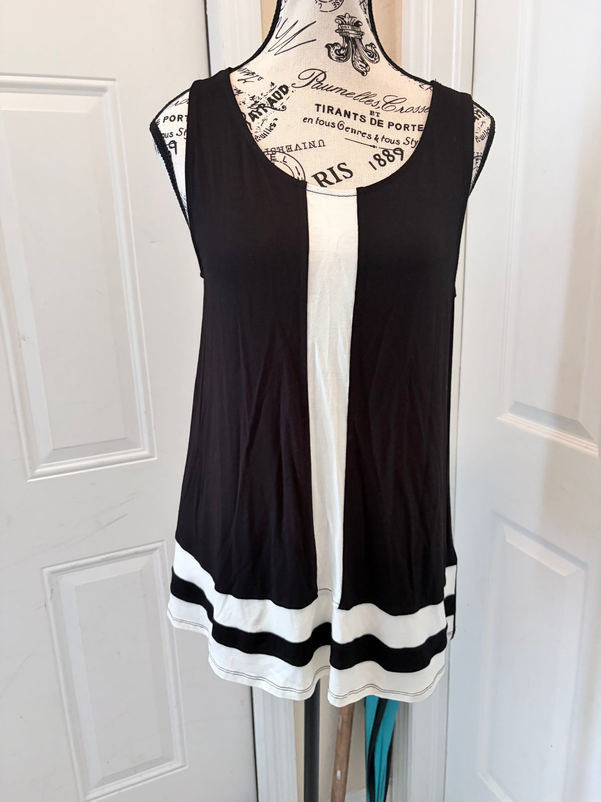 Black & White Color Block Sleeveless Tunic Top