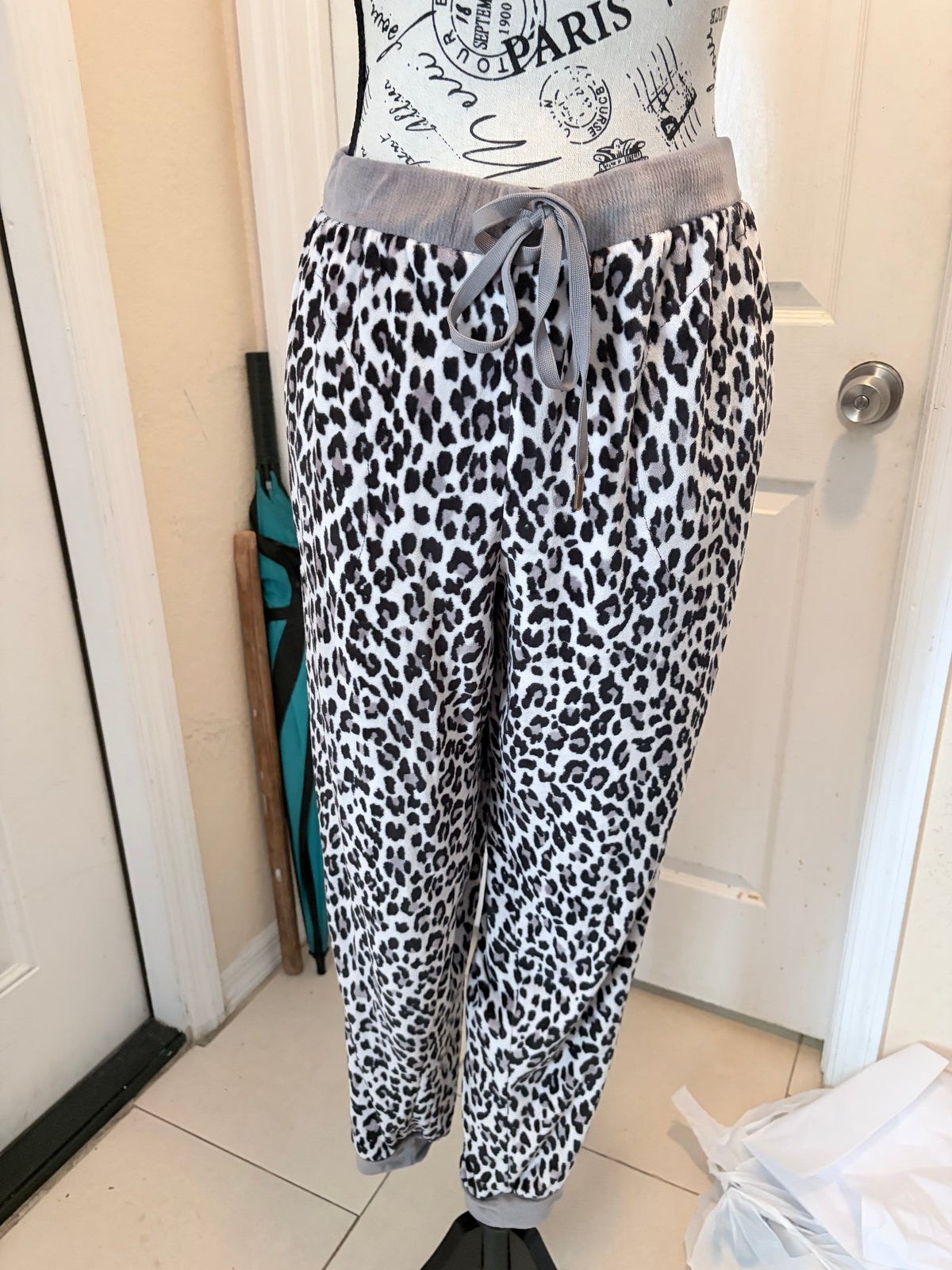 Sofia Vergara Leopard Velour Lounge Set L/XL