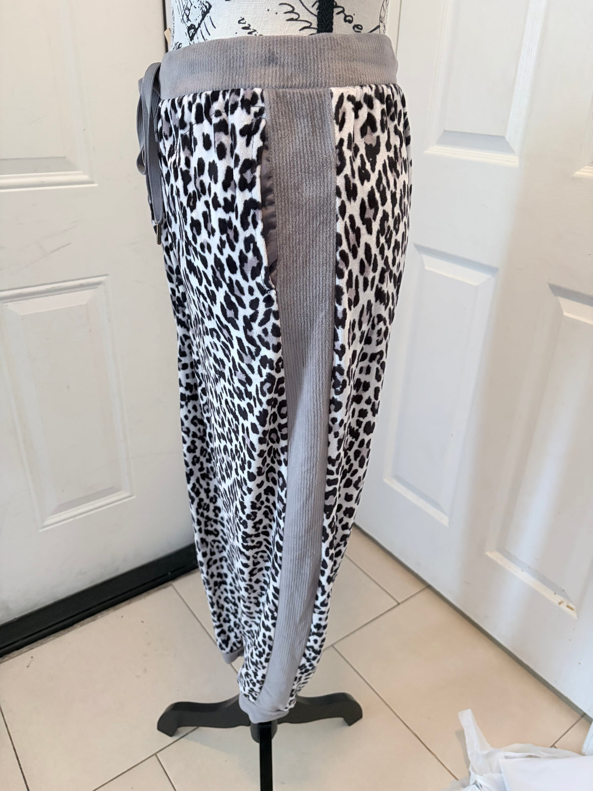 Sofia Vergara Leopard Velour Lounge Set L/XL