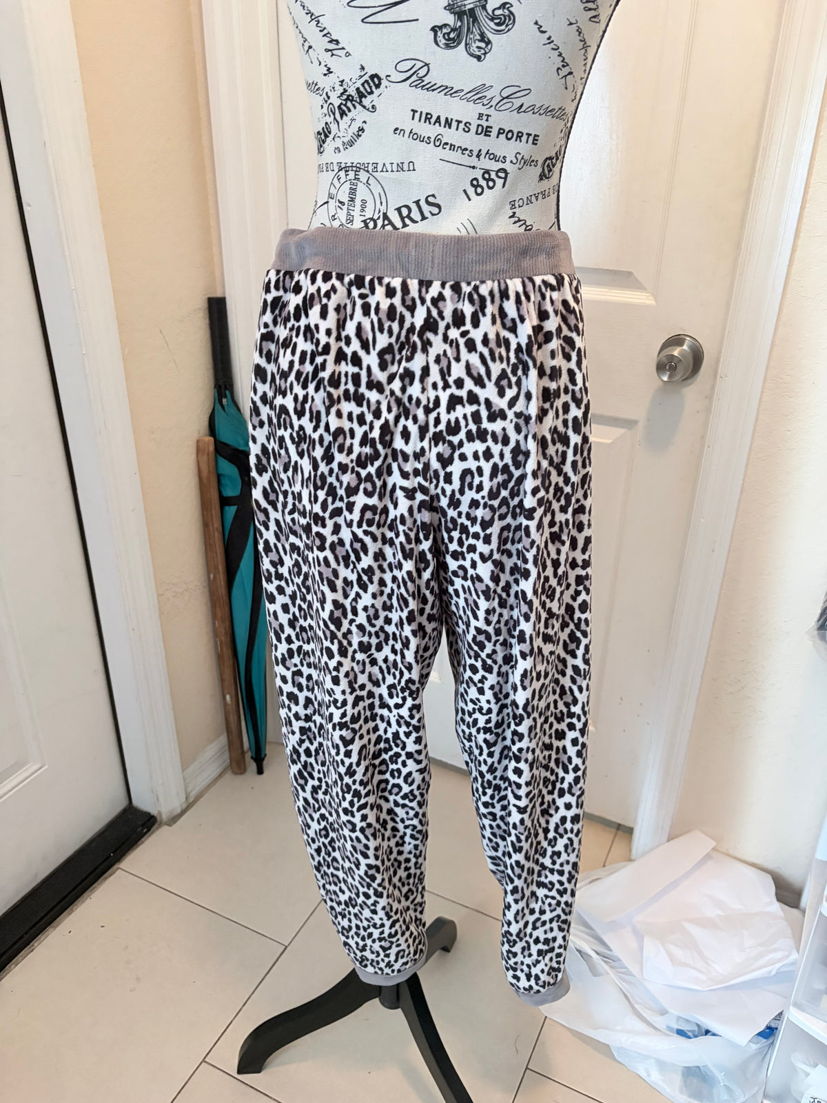 Sofia Vergara Leopard Velour Lounge Set L/XL