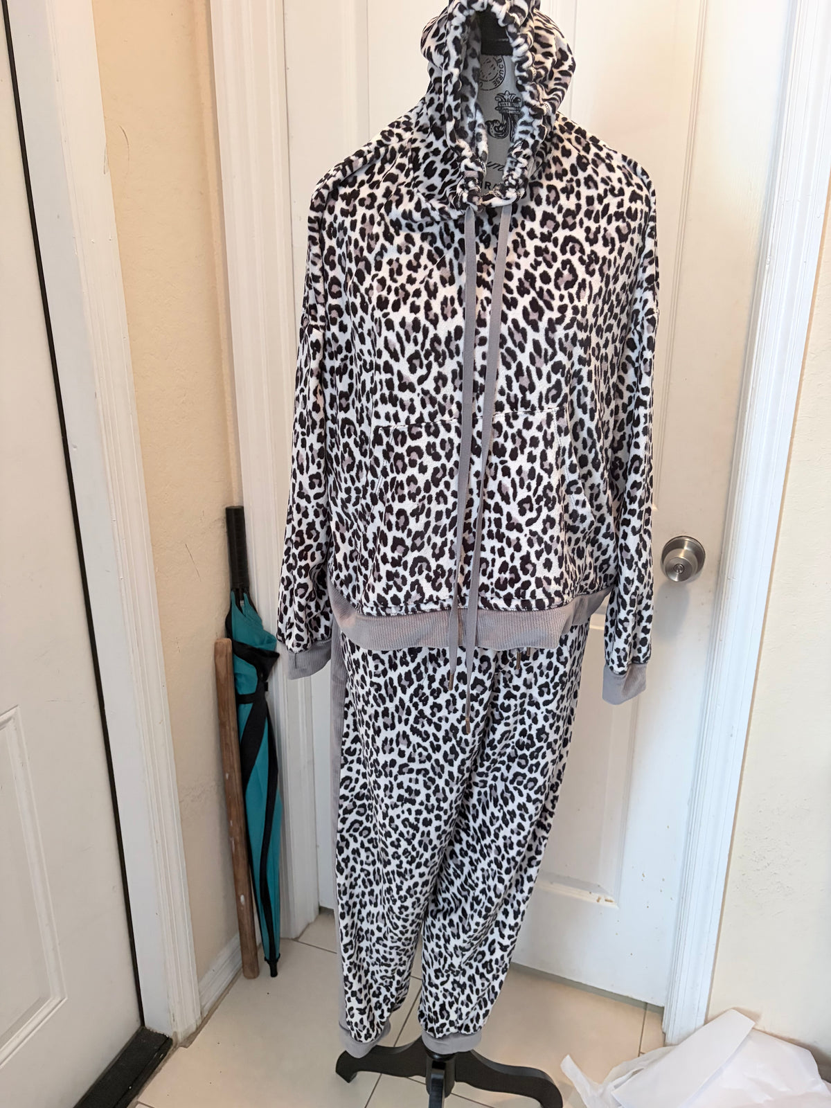 Sofia Vergara Leopard Velour Lounge Set L/XL