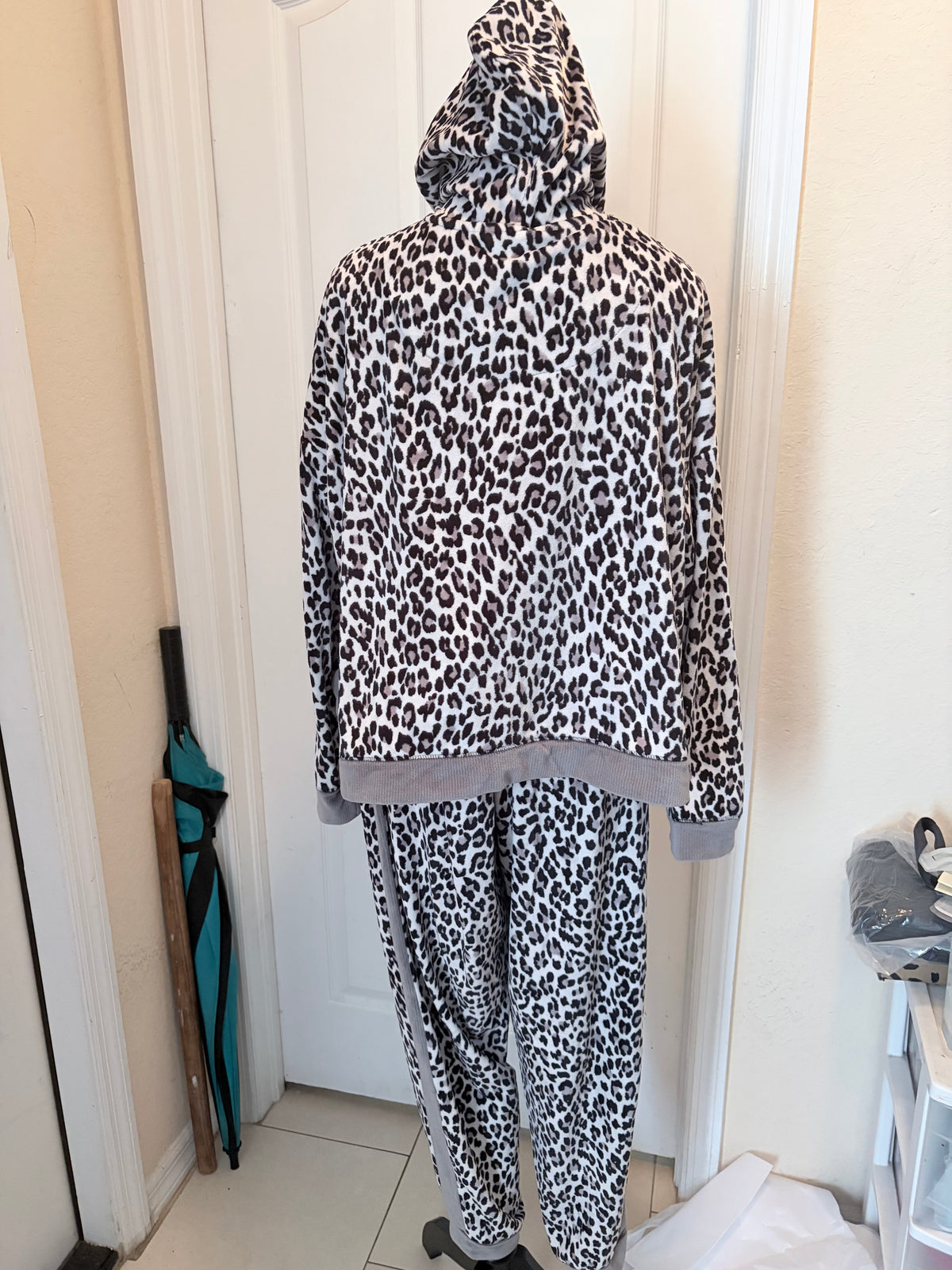Sofia Vergara Leopard Velour Lounge Set L/XL