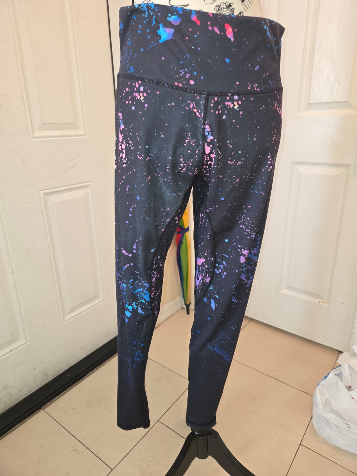 Black Paint Splatter High-Waisted Leggings – Size Large