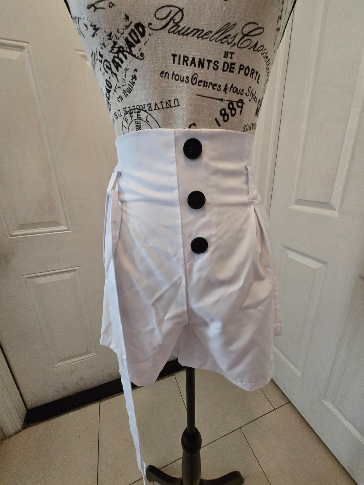 High‑Waisted White Button‑Front Shorts – Size Large
