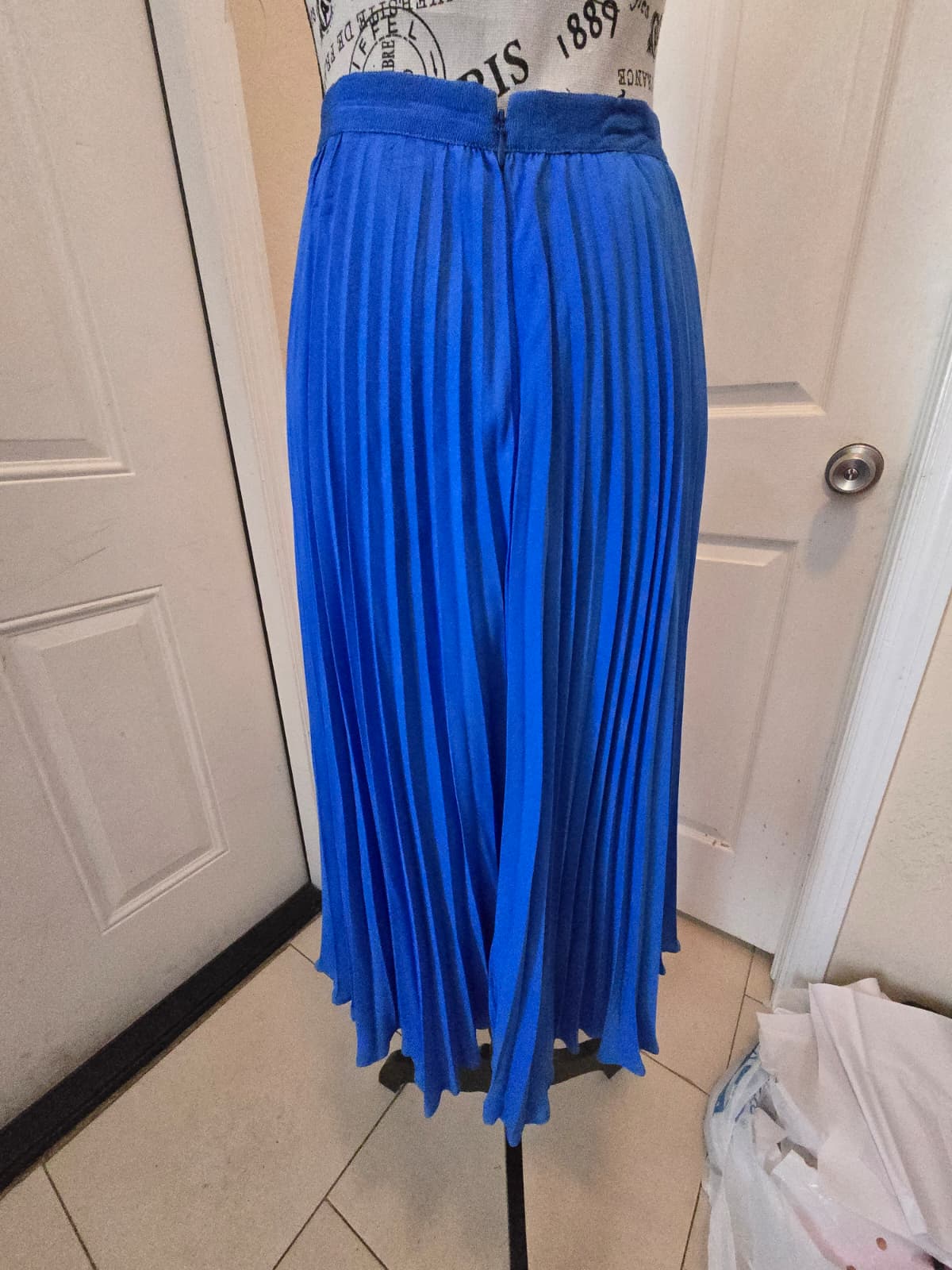 Bright Blue Pleated Skirt – Banana Republic Size 10P