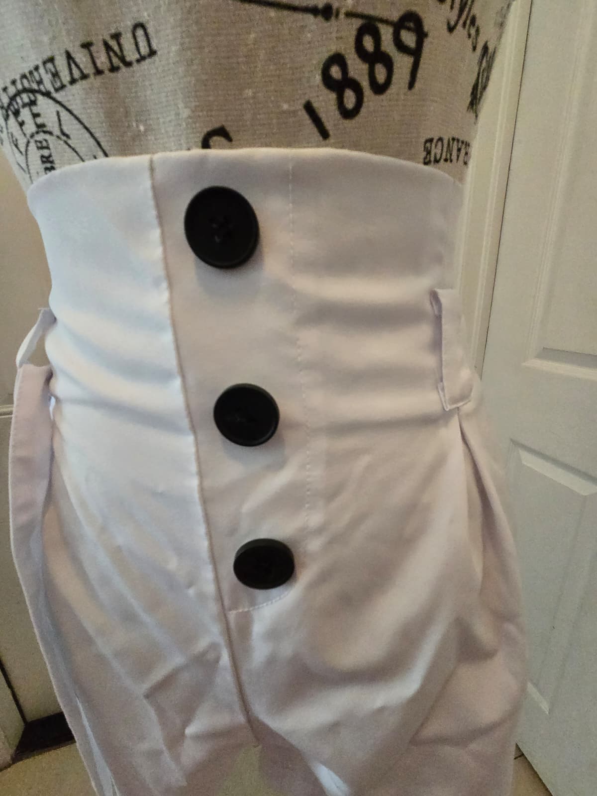 High‑Waisted White Button‑Front Shorts – Size Large