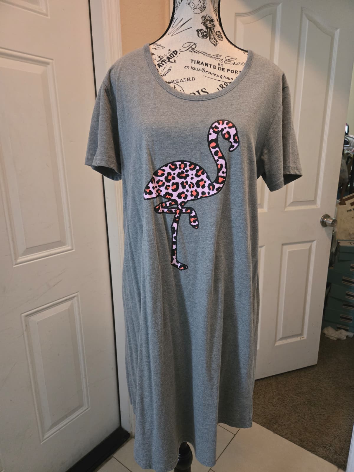 Instant Message Gray Flamingo Graphic Dress – Size Large
