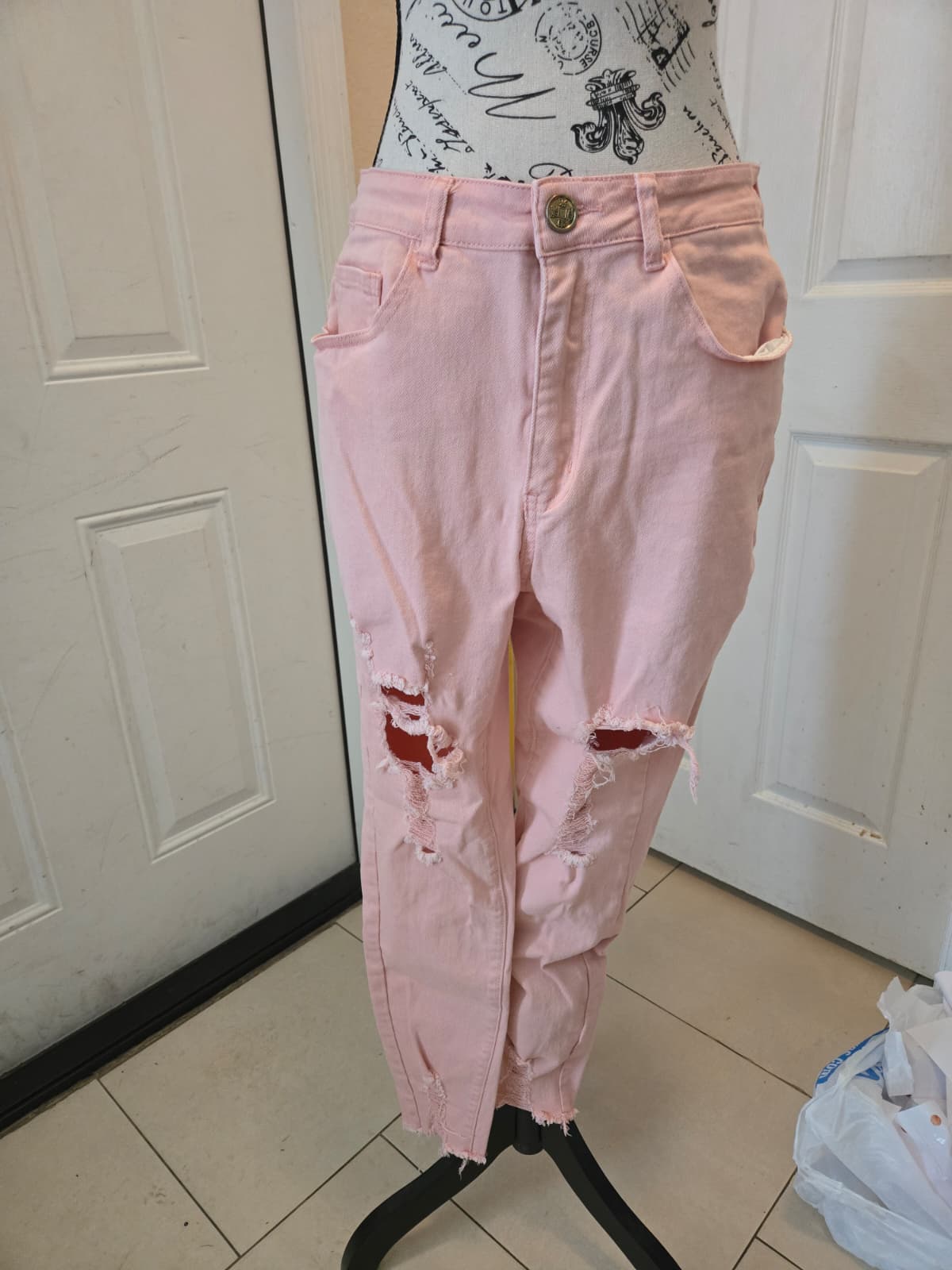 Light Pink Distressed Jeans – Women's XL (No Brand)