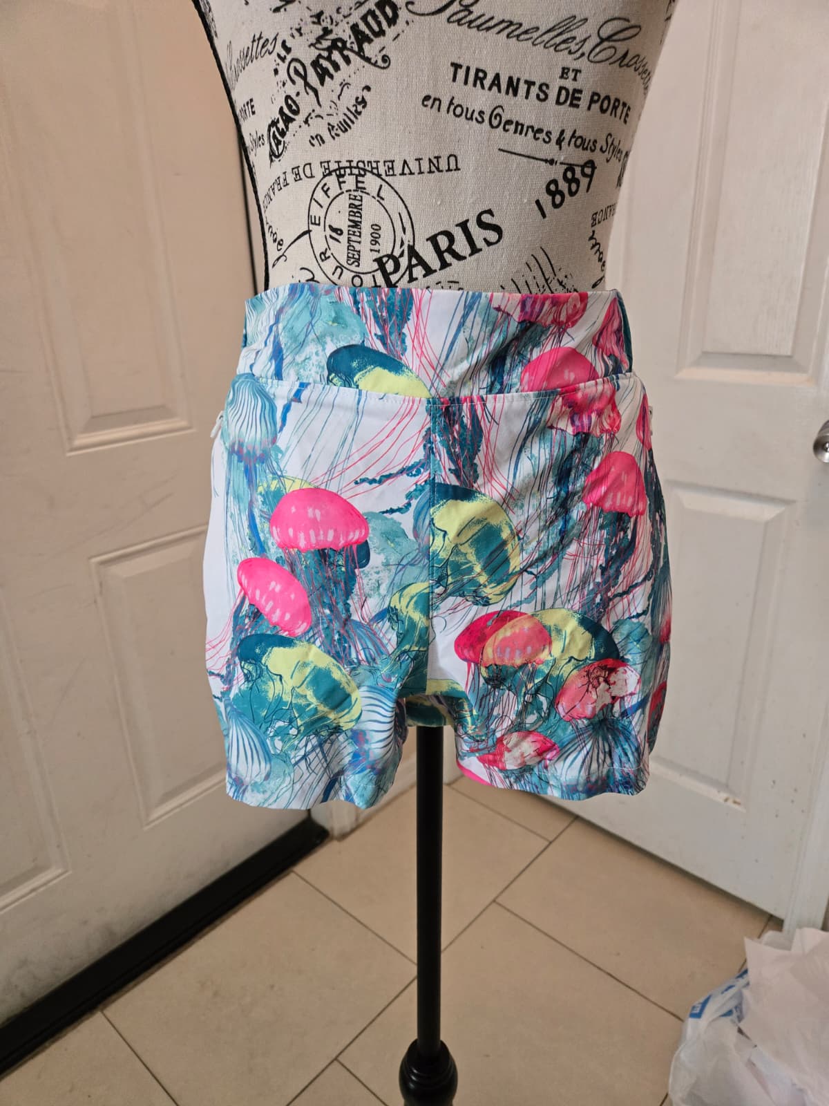 Reel Legends Jellyfish‑Print Drawstring Shorts – Size Large
