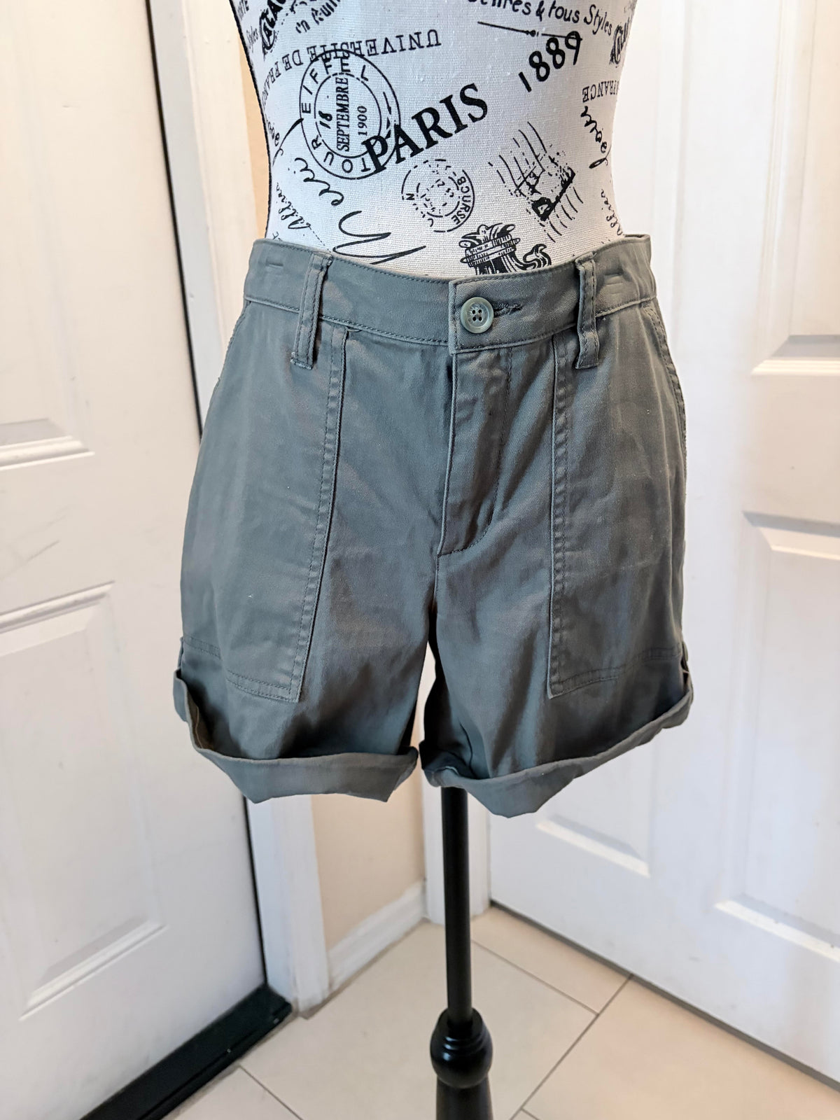 Jones New York size 6 Utility Shorts